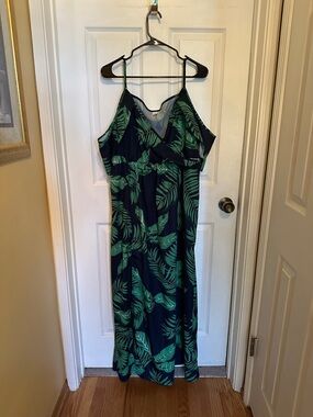 Leaf-Print Navy Maxi Dress with Green Tropical Motif